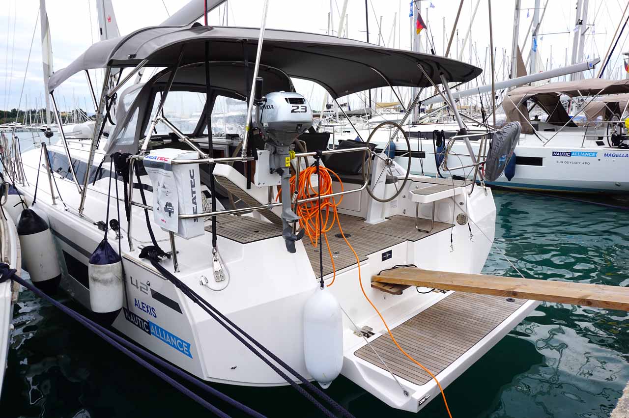 Bavaria C42 — photo 3