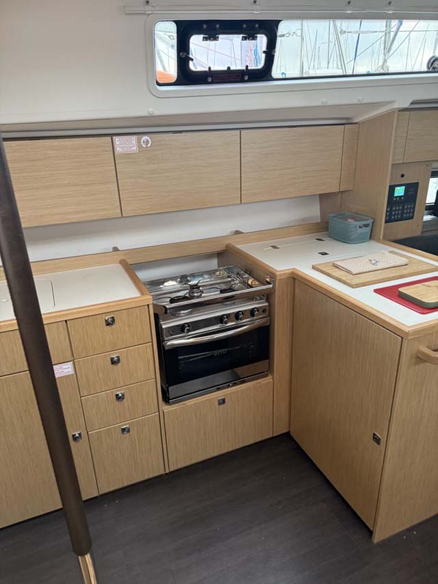 Bavaria C42 Style — photo 8