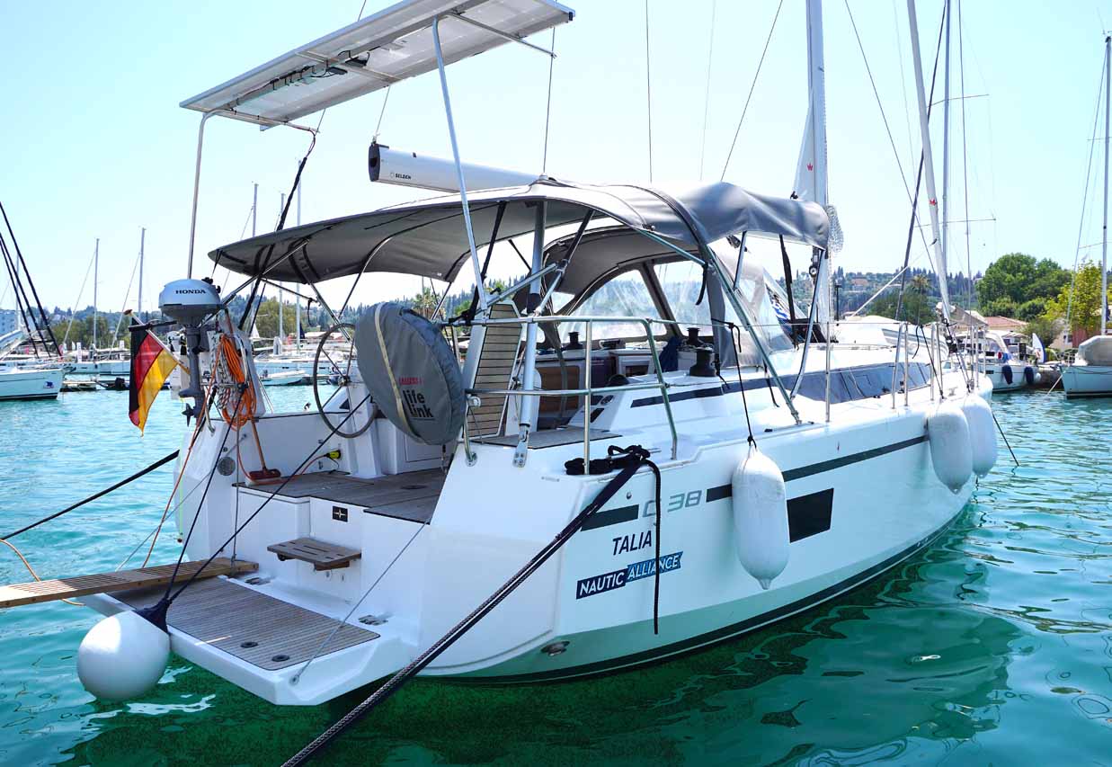 Bavaria C38 — photo 1