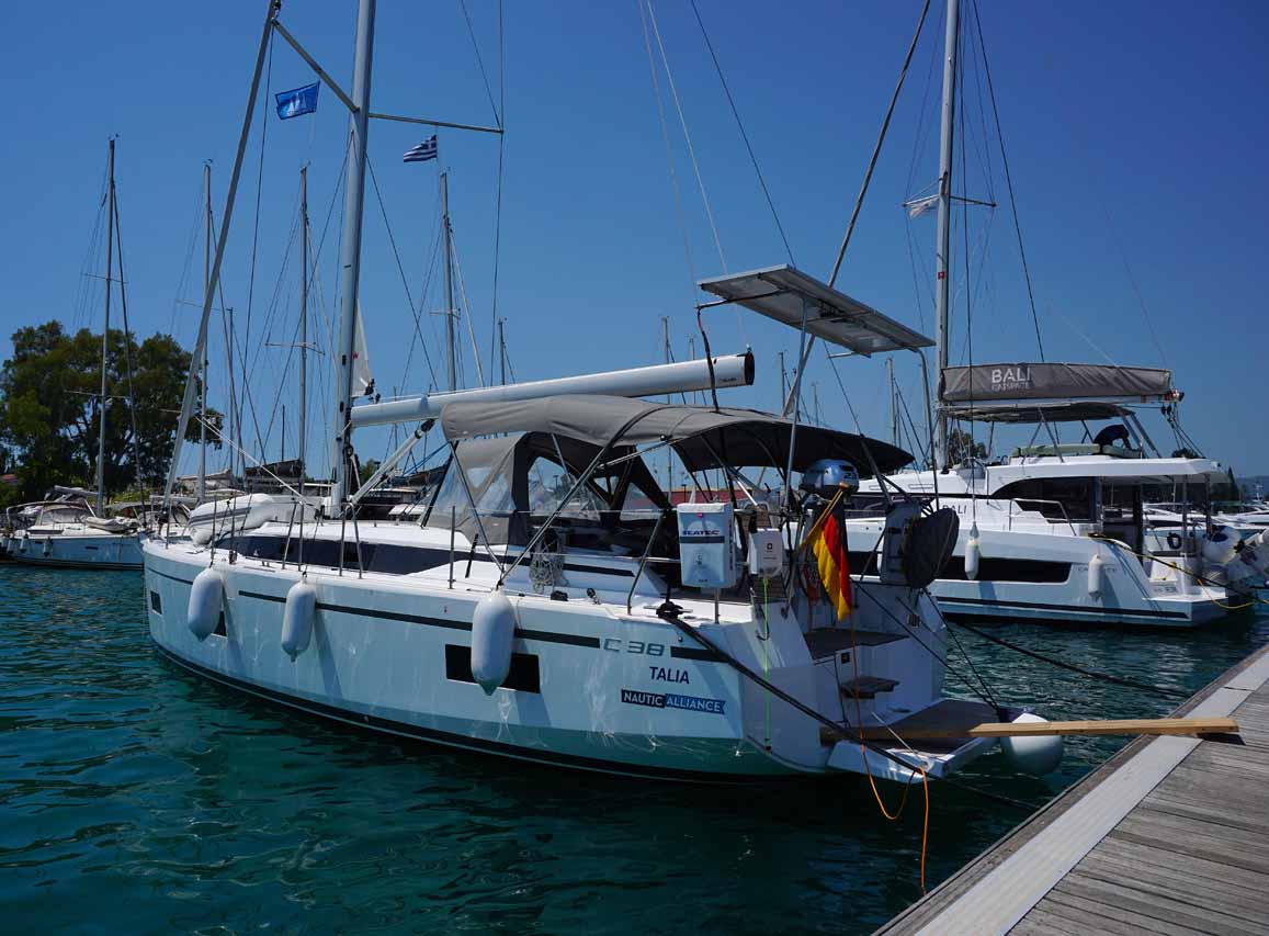 Bavaria C38 — photo 3