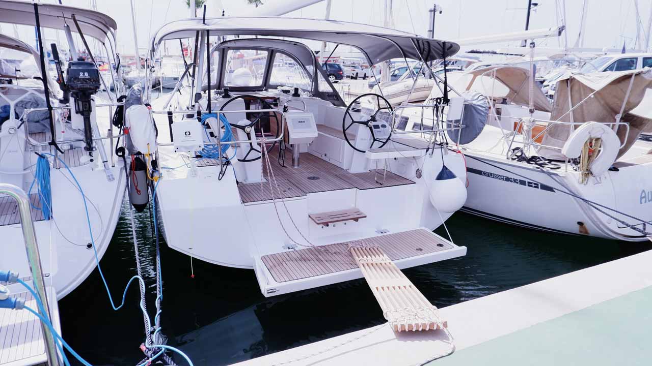 Bavaria C38 — photo 1