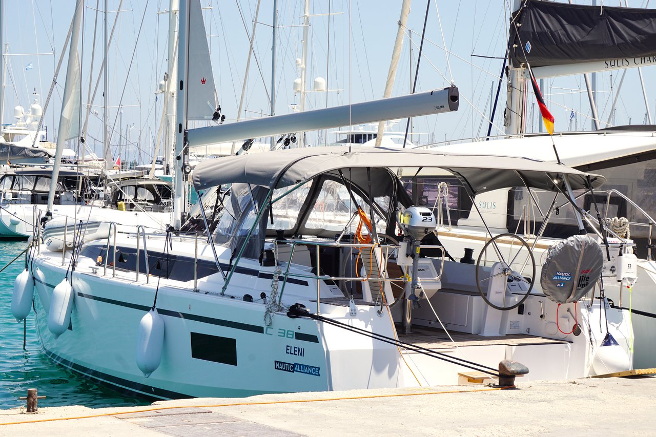 Bavaria C38 — photo 1