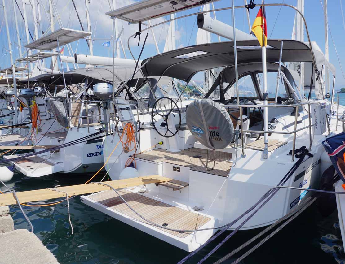 Bavaria C38 — photo 11