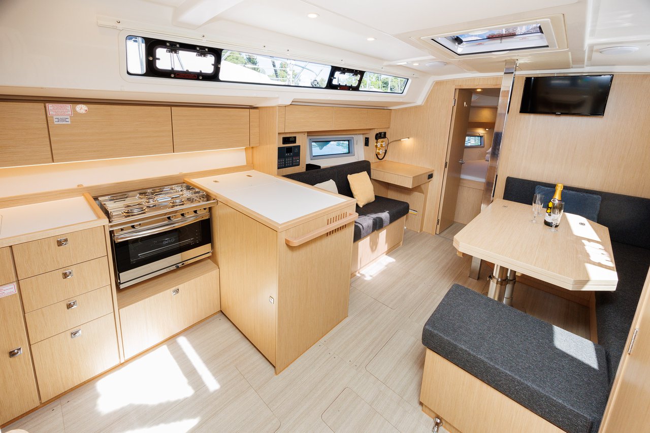 Bavaria C38 — photo 12