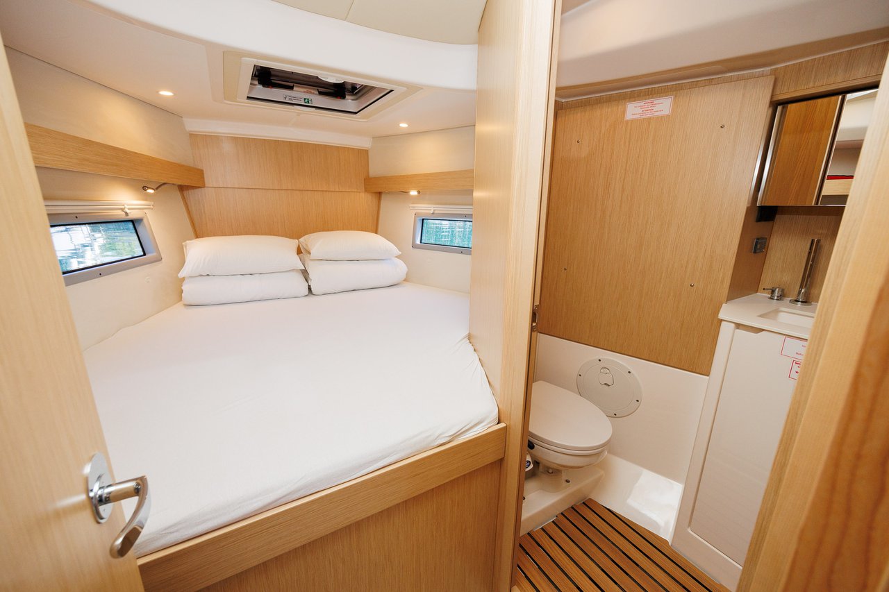 Bavaria C38 — photo 17