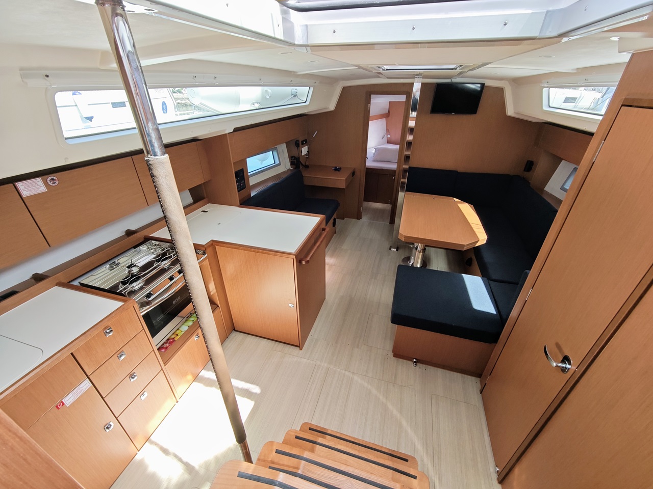 Bavaria C42 — photo 10