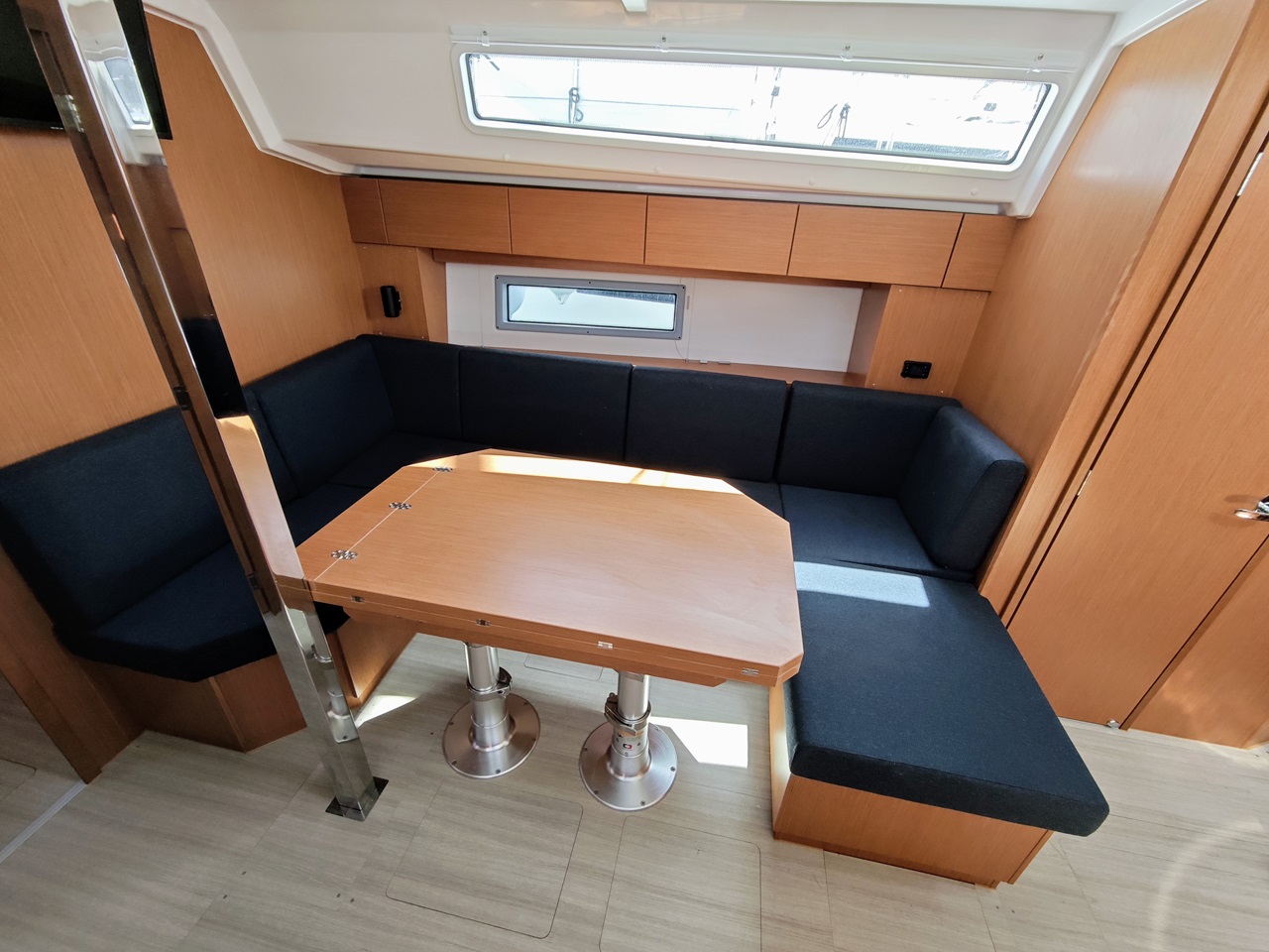 Bavaria C42 — photo 11