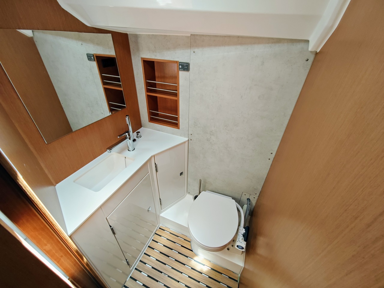 Bavaria C42 — photo 19