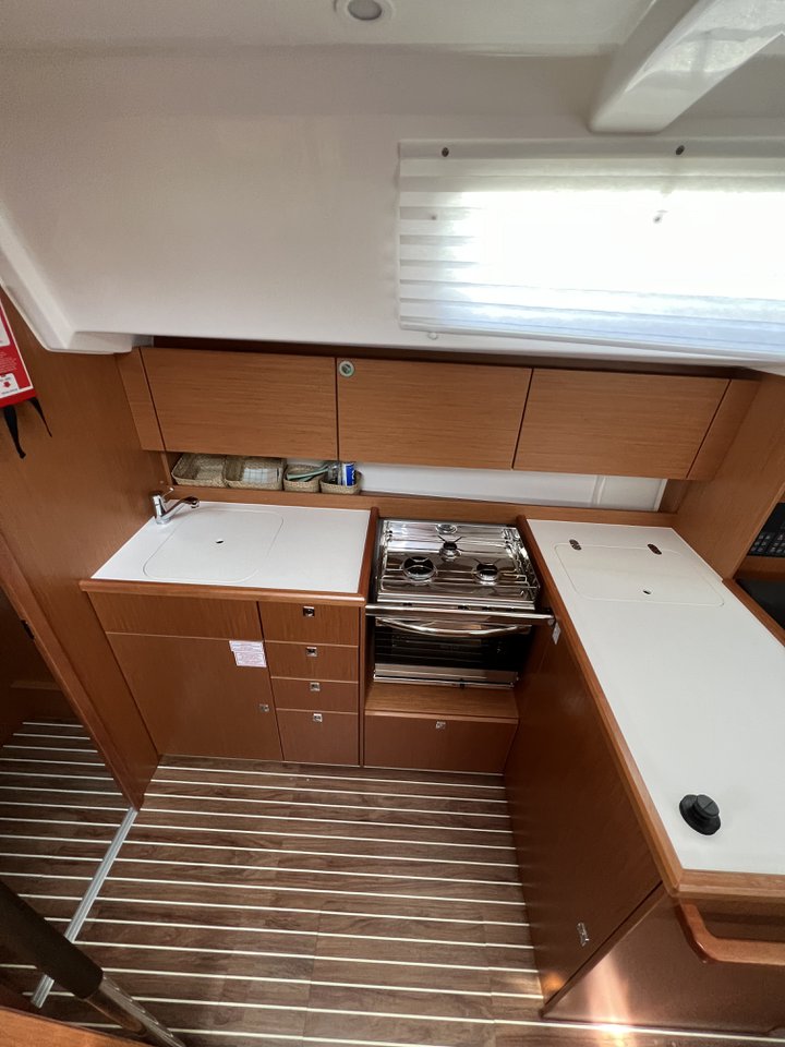 Bavaria C38 — photo 13