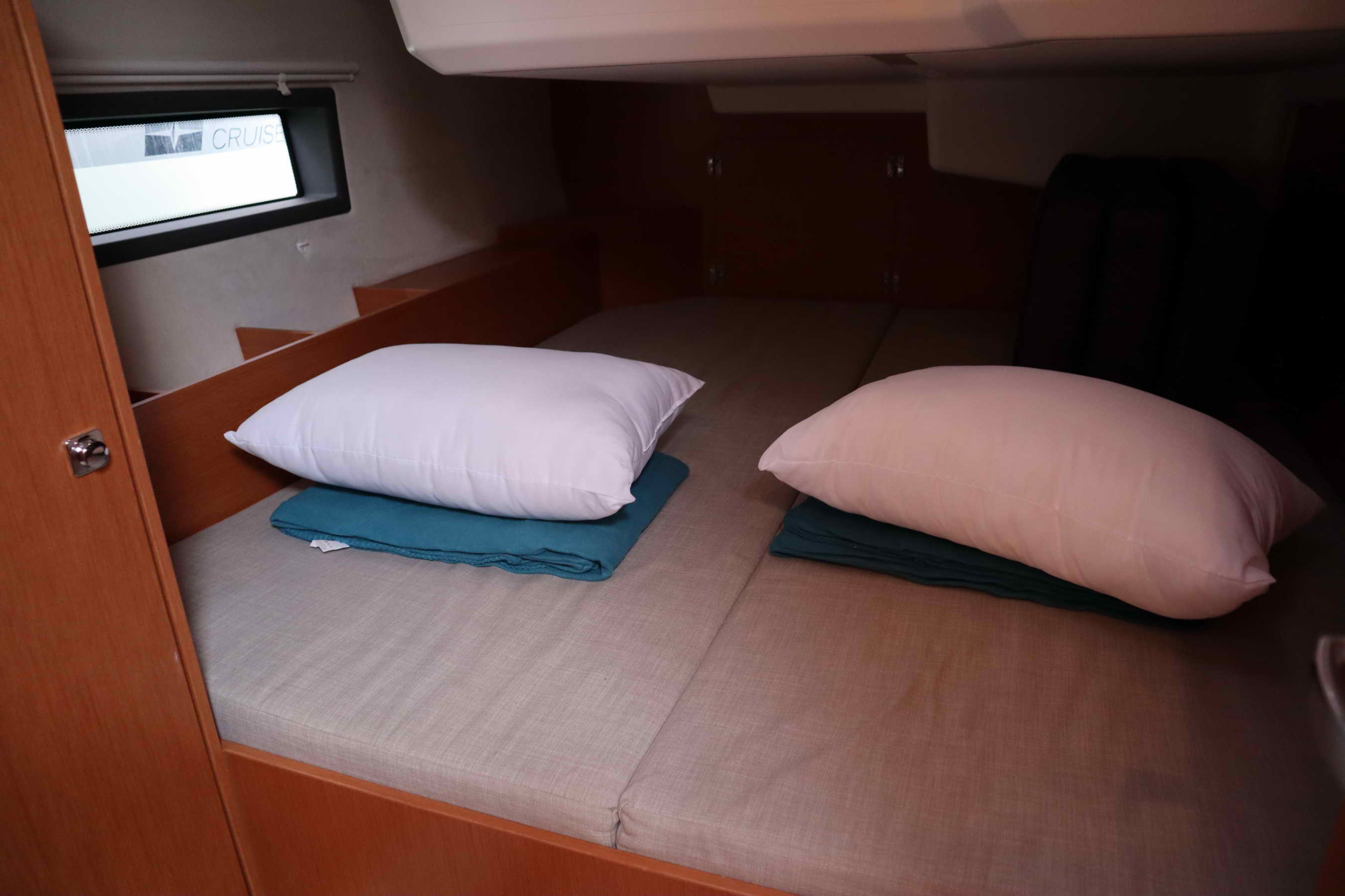 Bavaria C42 — photo 27