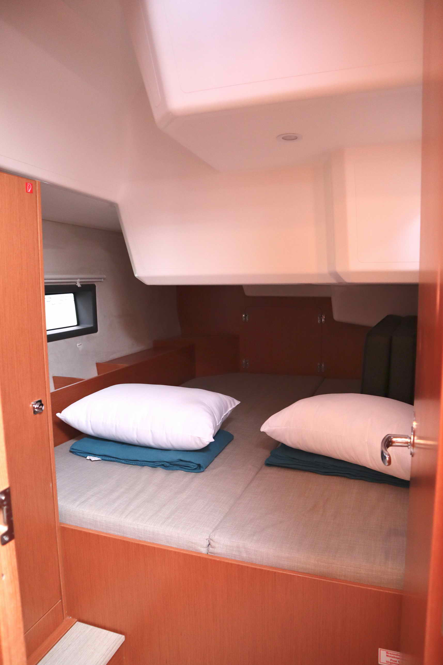 Bavaria C42 — photo 28