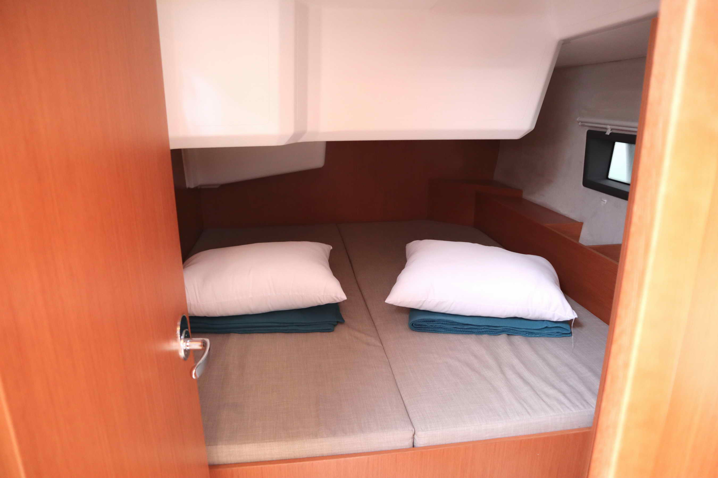 Bavaria C42 — photo 30