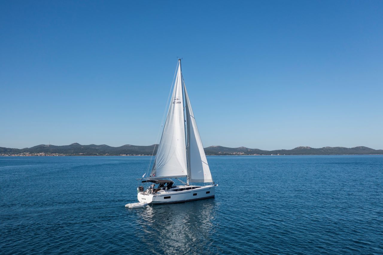 Bavaria C38 — photo 12