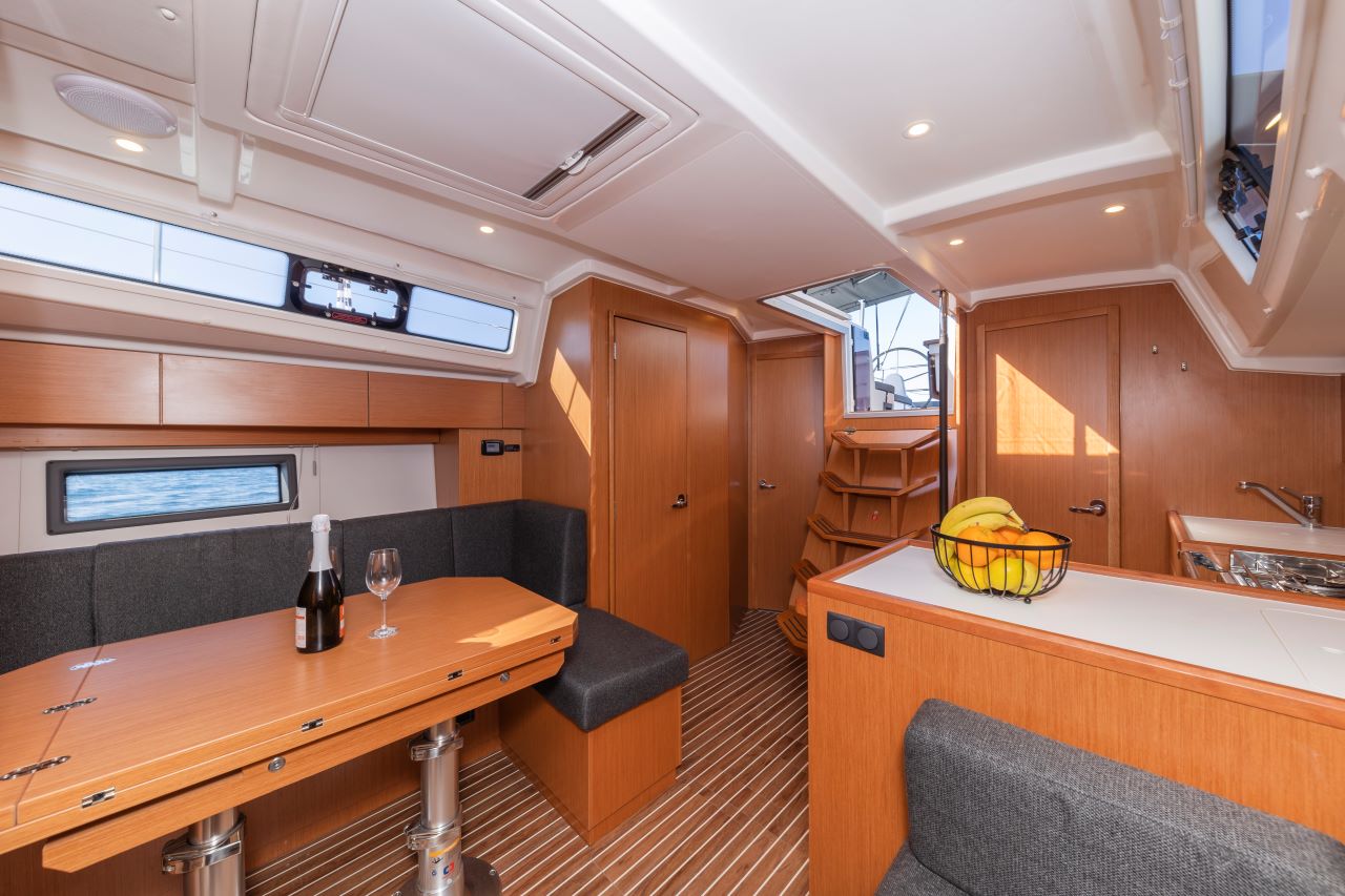 Bavaria C38 — photo 14