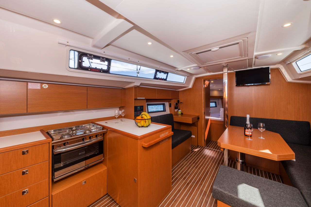 Bavaria C38 — photo 16