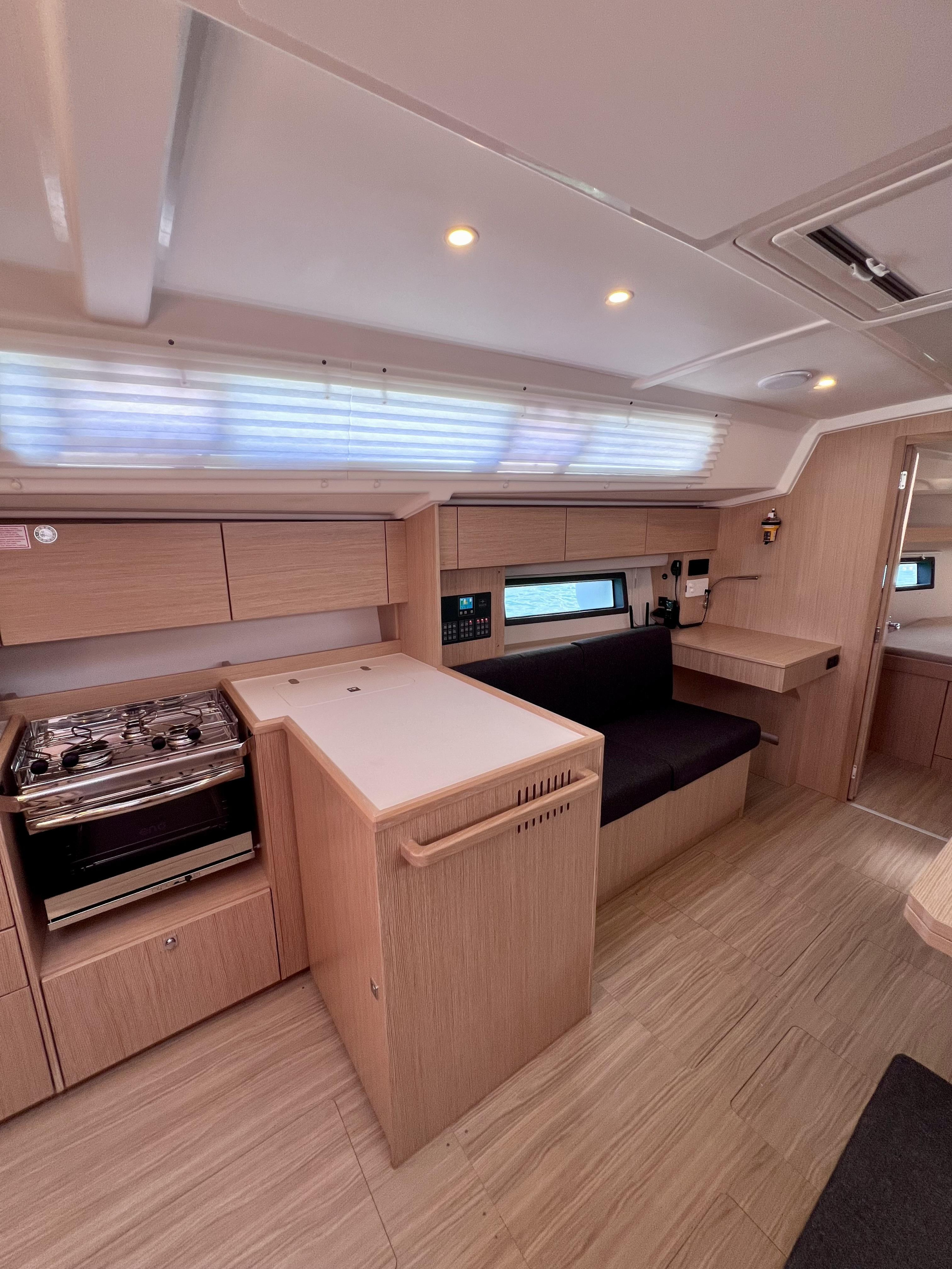 Bavaria C42 — photo 11