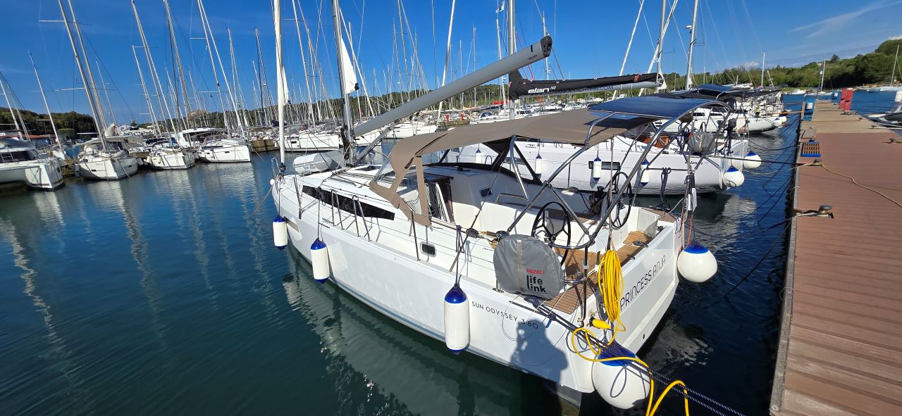 Sun Odyssey 380 - 3 cab. — photo 4
