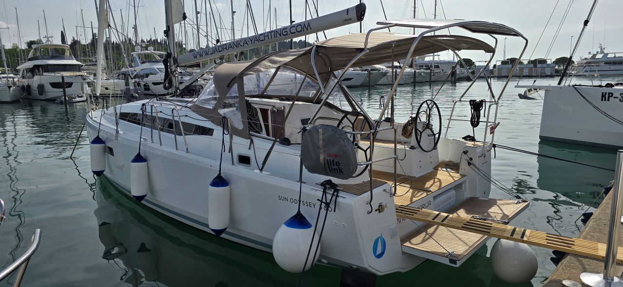 Sun Odyssey 380 - 3 cab. — photo 4