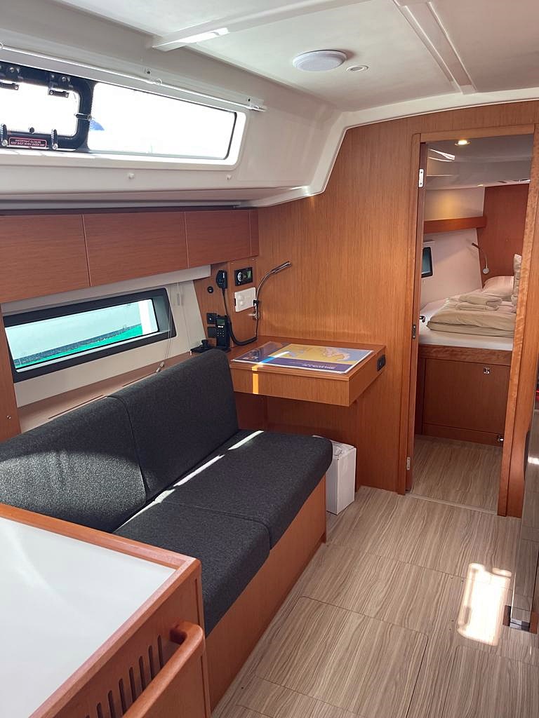 Bavaria C42 — photo 8