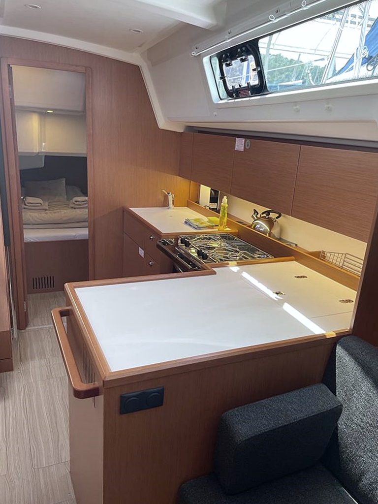 Bavaria C42 — photo 9