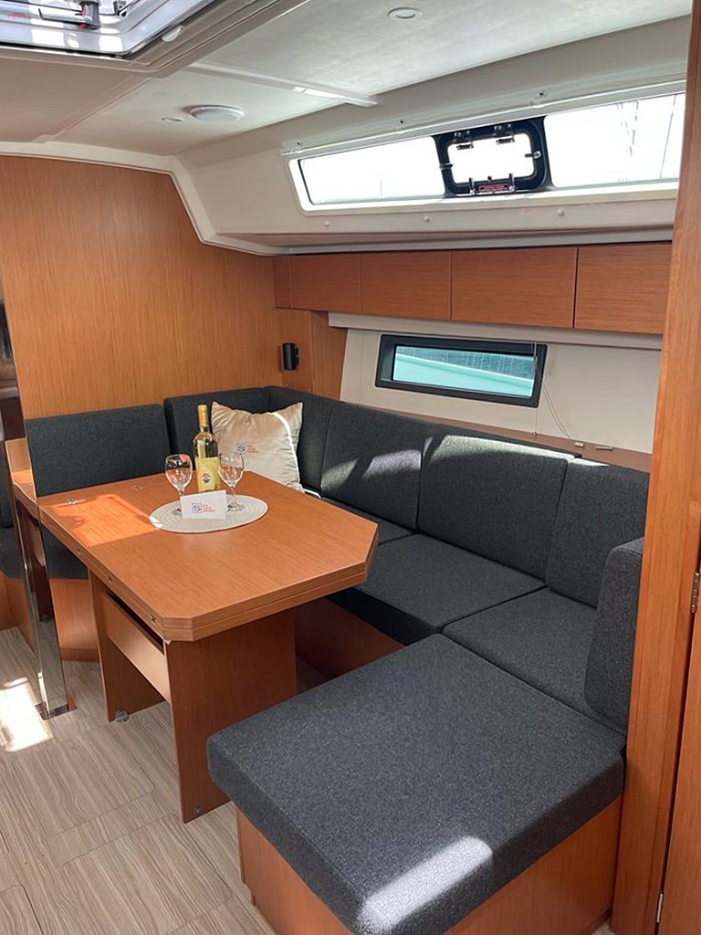 Bavaria C42 — photo 10