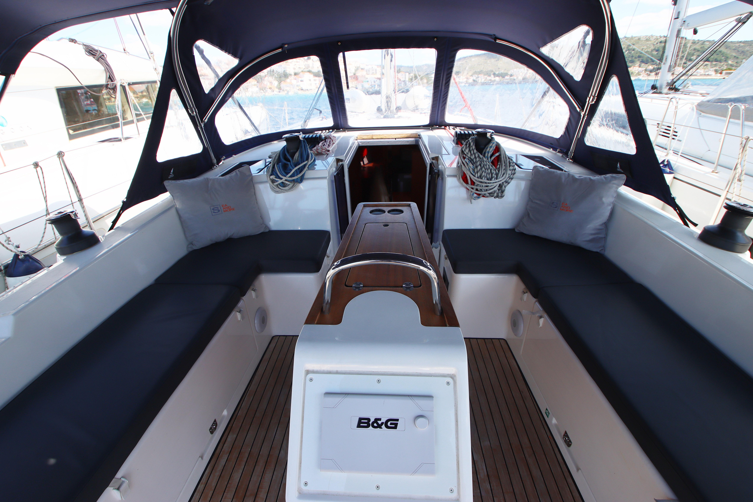 Bavaria C42 — photo 11