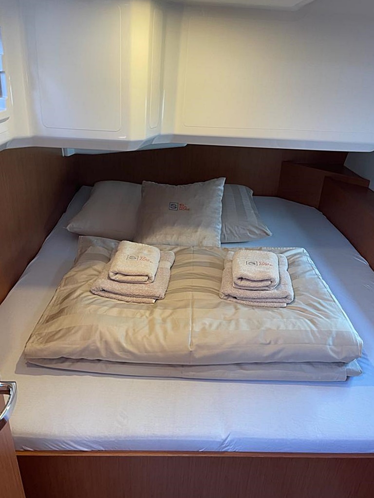 Bavaria C42 — photo 14