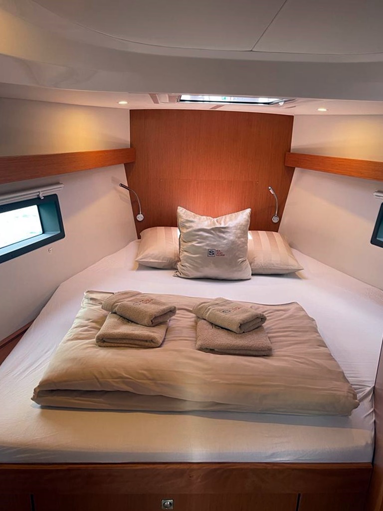 Bavaria C42 — photo 15