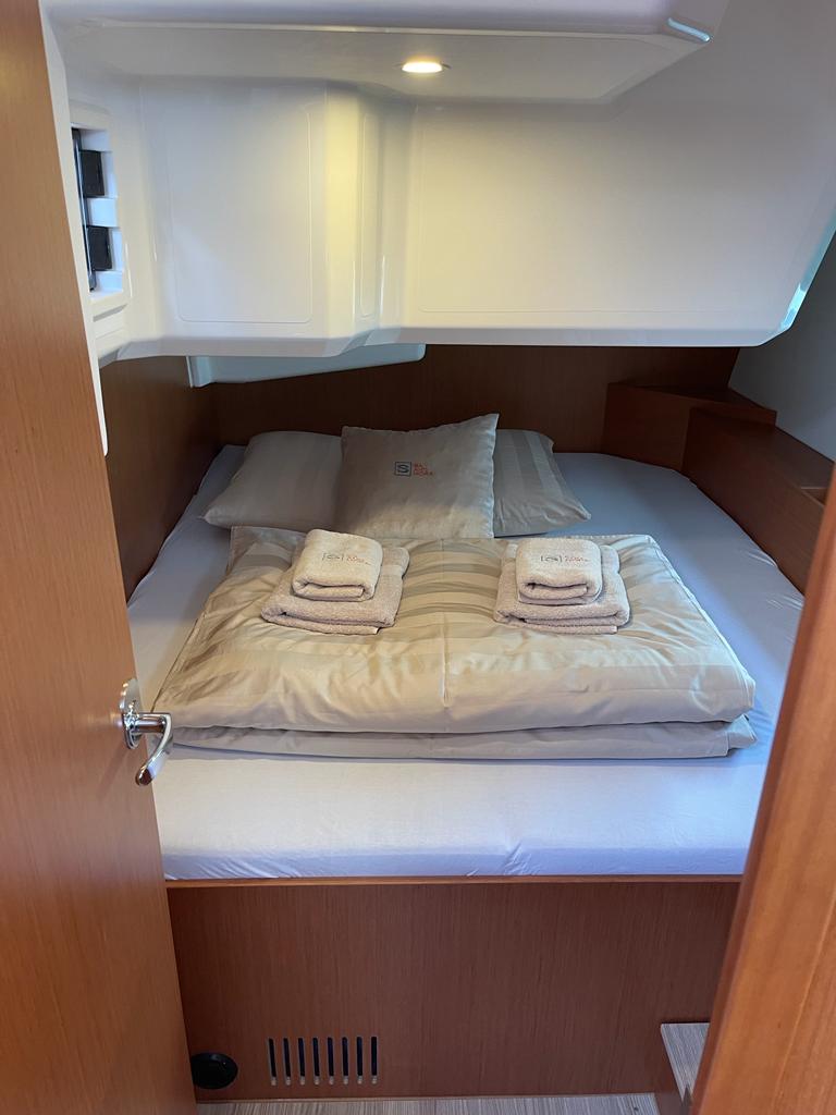 Bavaria C42 — photo 16