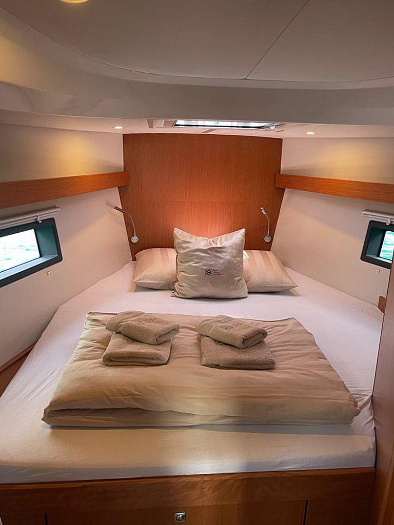 Bavaria C42 — photo 18