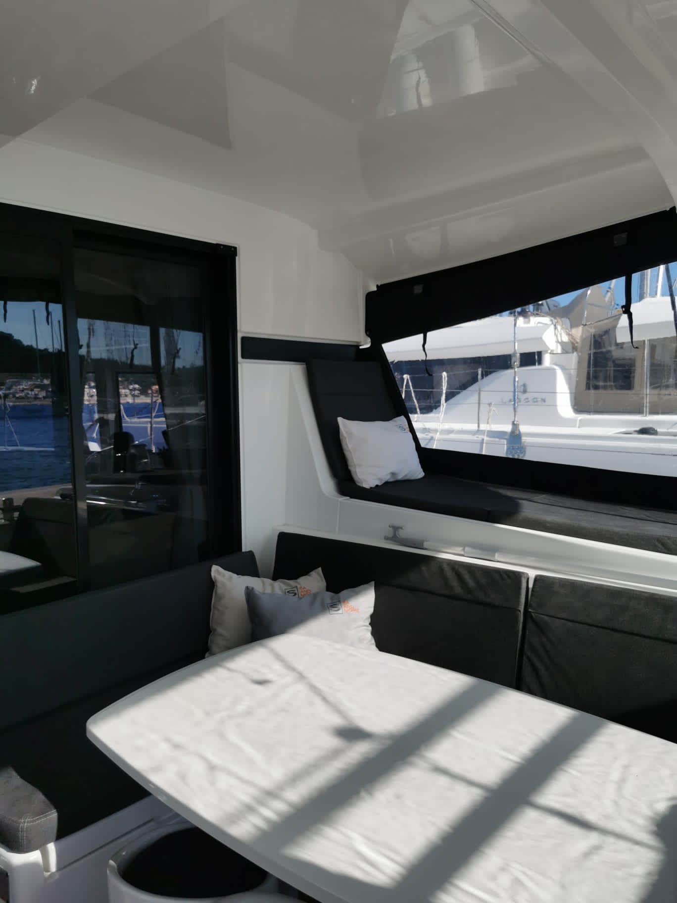Lagoon 42 - 3 + 1 cab. — photo 8