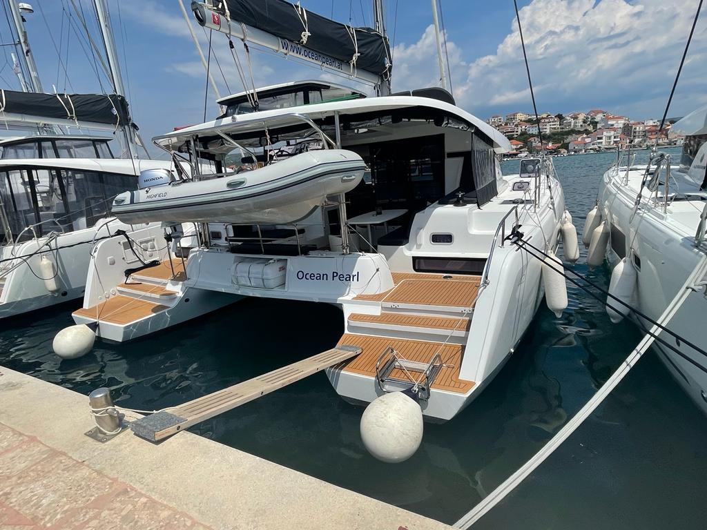 Lagoon 42 - 3 + 1 cab. — photo 1