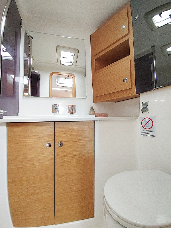Dufour Exclusive 56 - 3 + 1 cab. — photo 11
