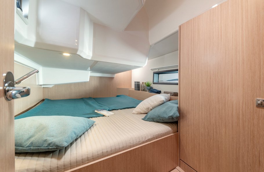 Bavaria C42 — photo 8