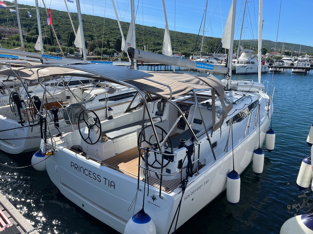 Sun Odyssey 380 - 3 cab. — photo 1