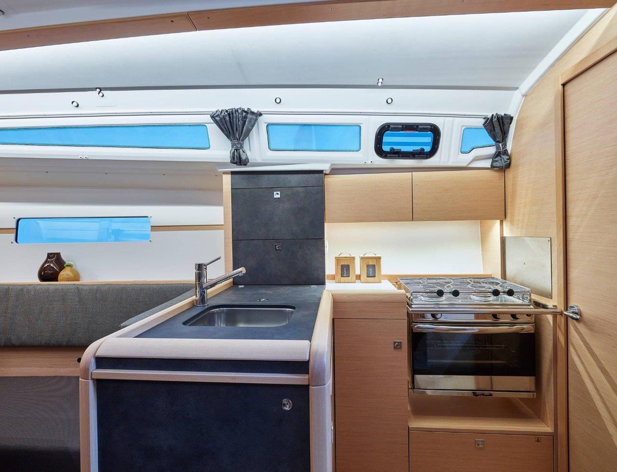 Sun Odyssey 349 - 2 cab. — photo 8