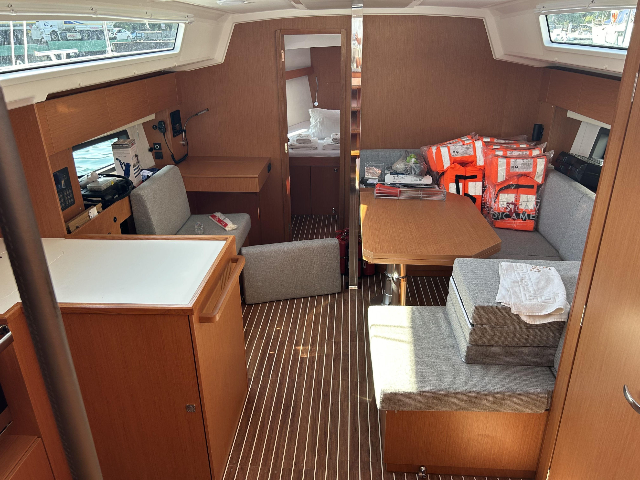 Bavaria C42 — photo 13