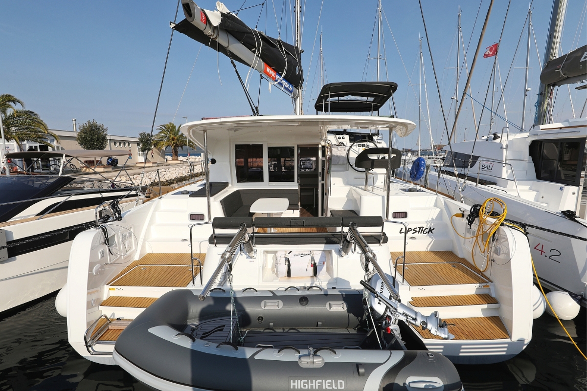 Lagoon 40 - 4 + 2 cab — photo 1