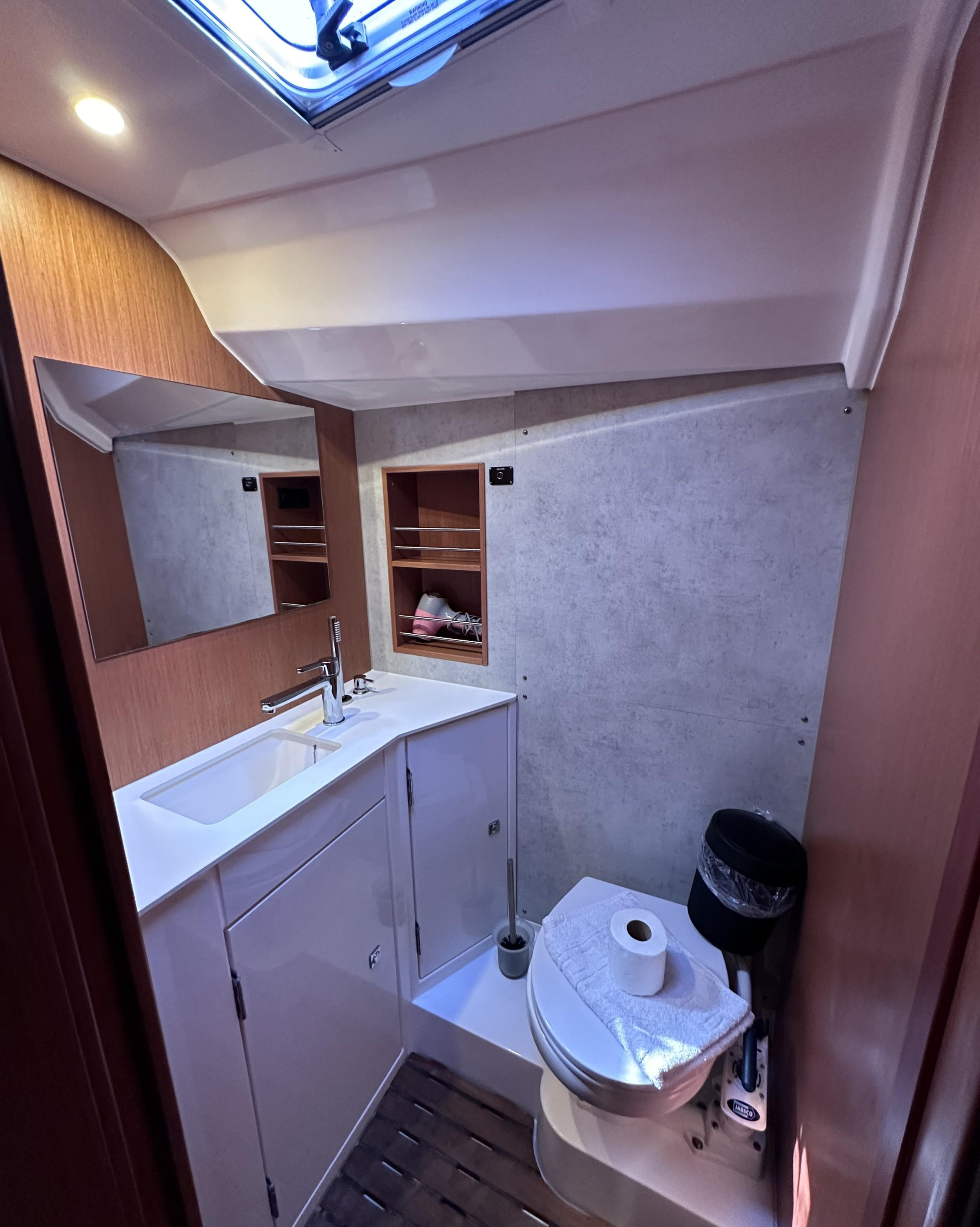 Bavaria C42 — photo 9