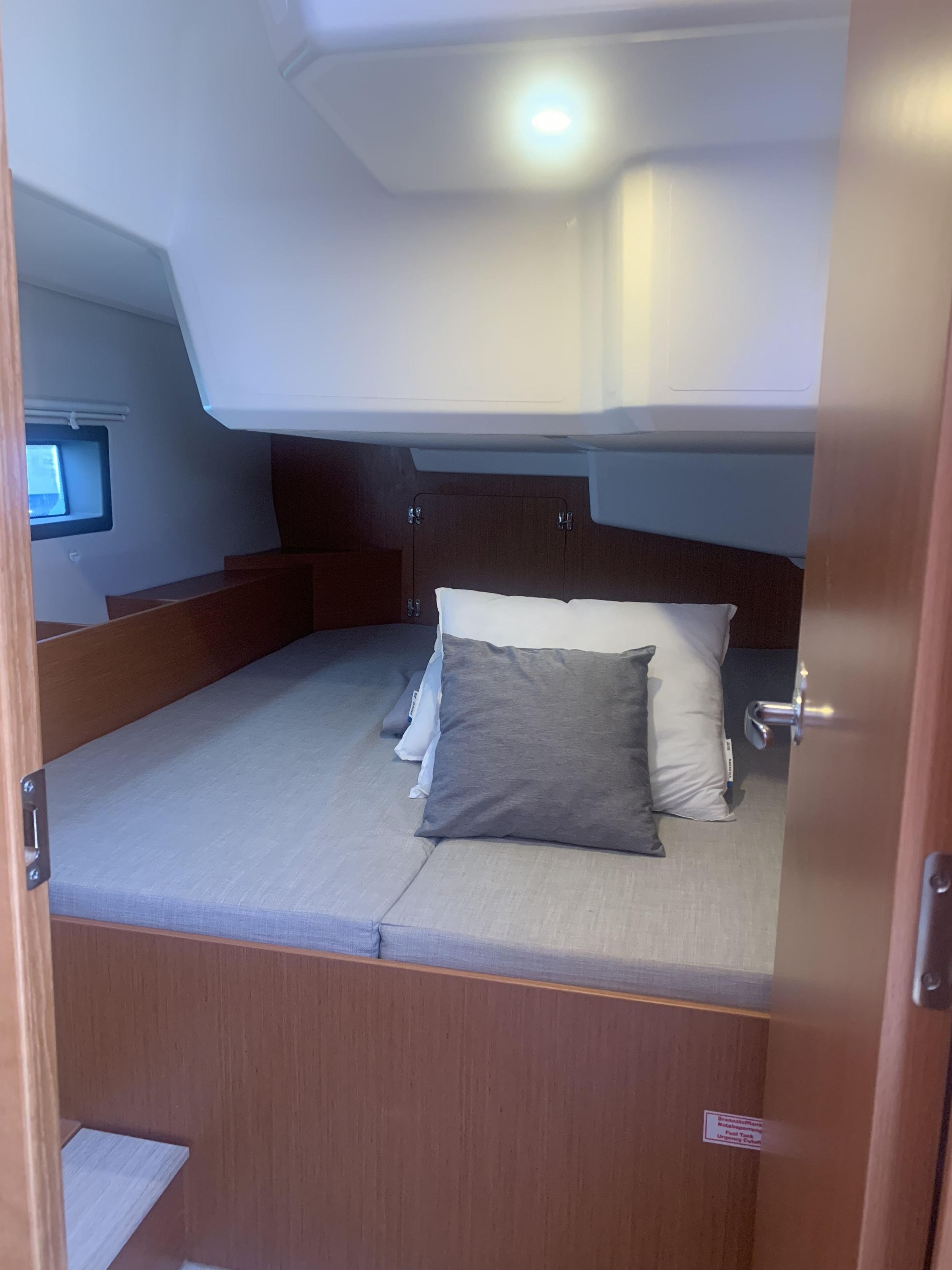 Bavaria C42 — photo 13