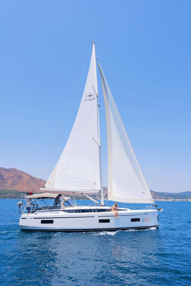 Bavaria C42 — photo 3
