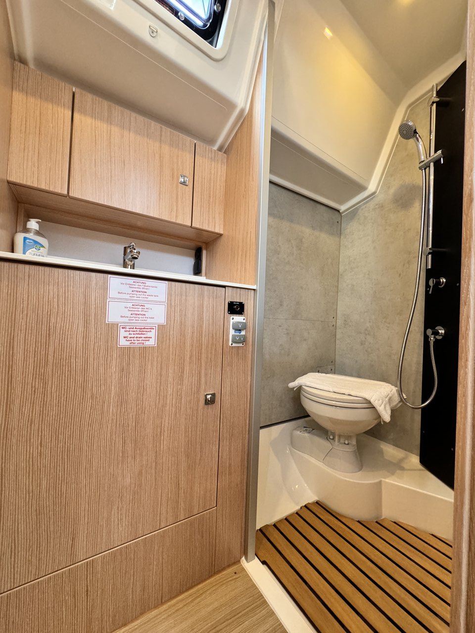 Bavaria C42 — photo 11