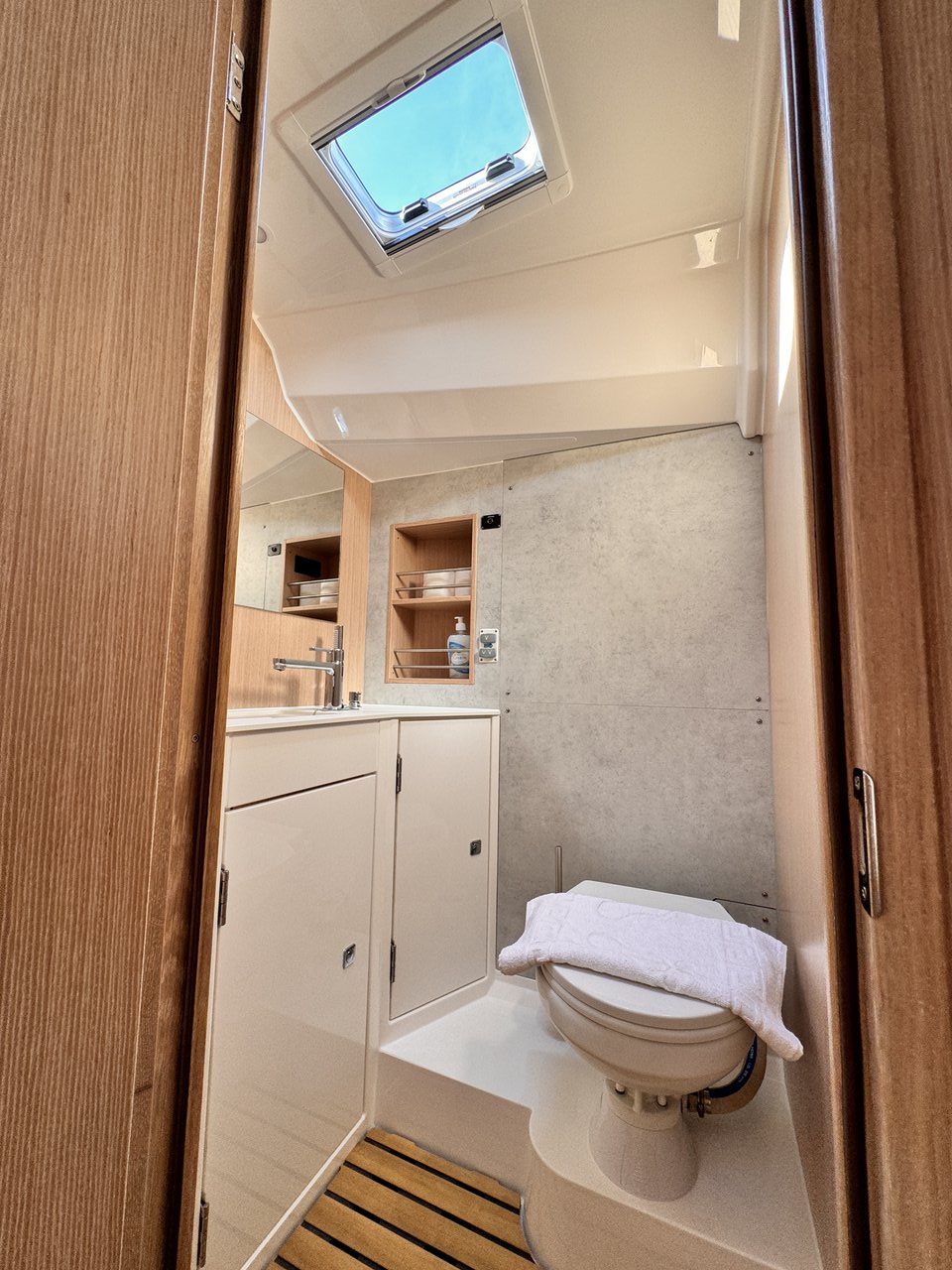 Bavaria C42 — photo 12