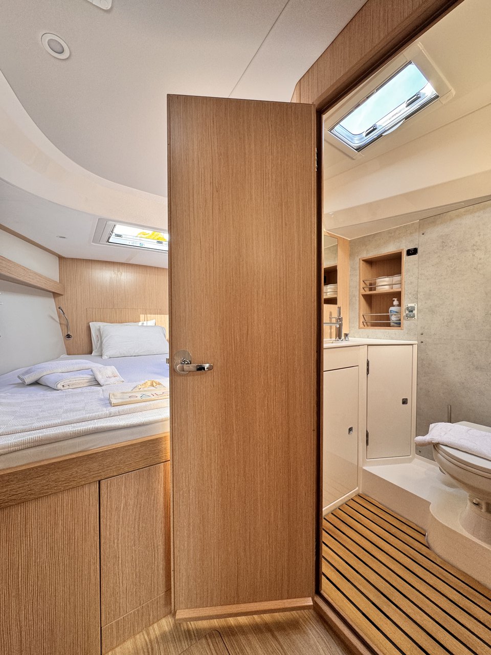 Bavaria C42 — photo 13