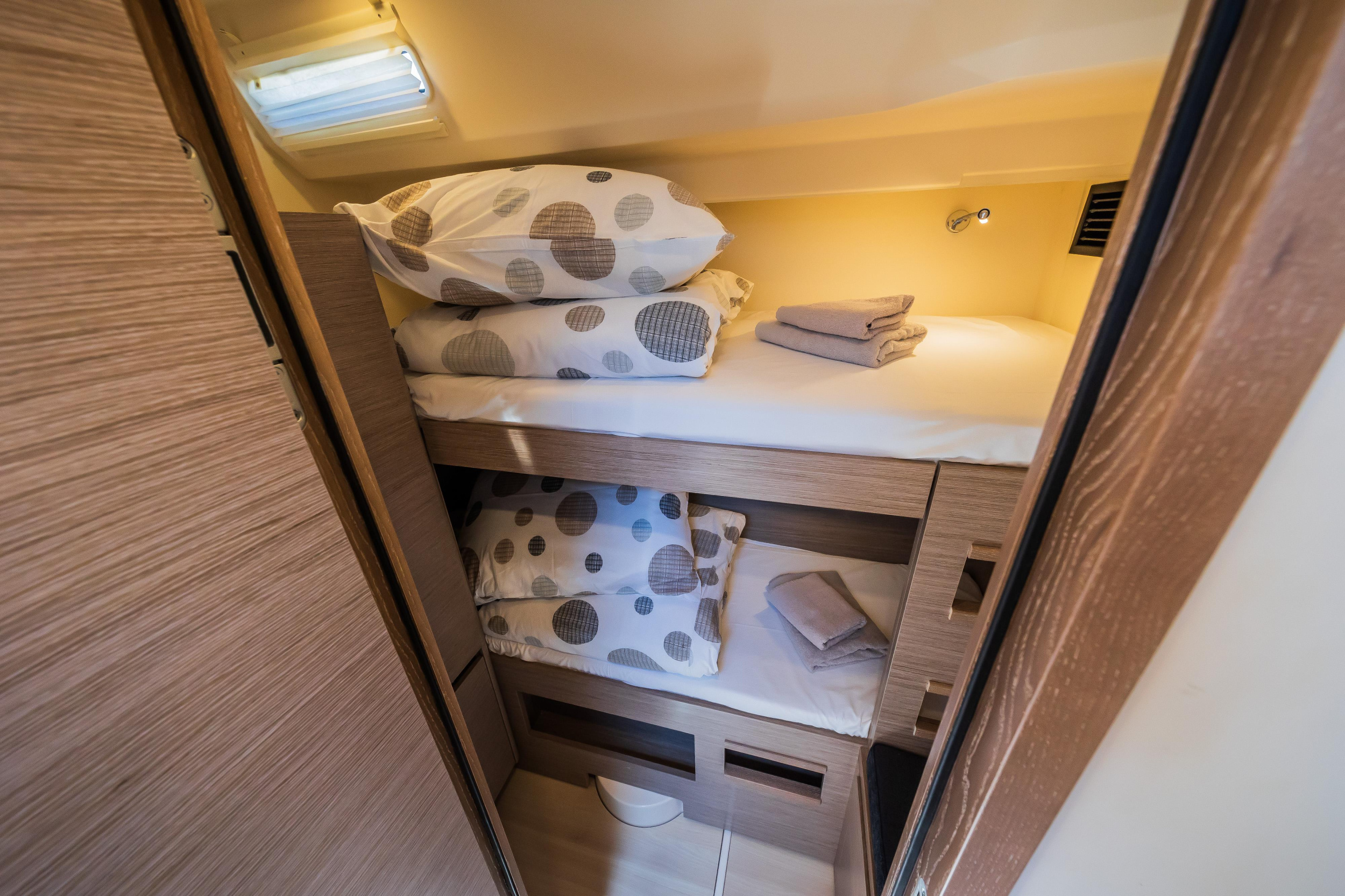Hanse 588 - 5 + 1 cab. — photo 35
