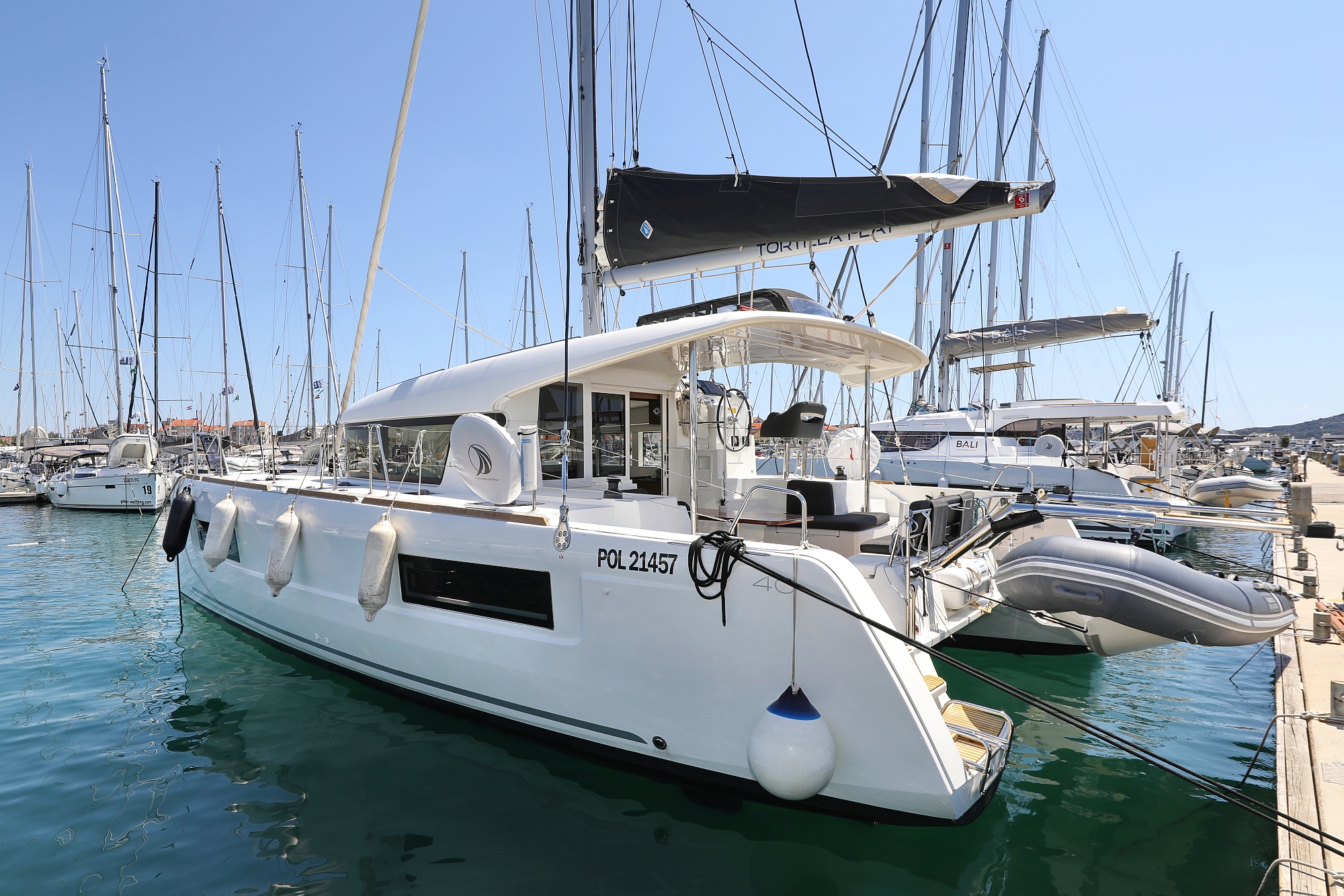 Lagoon 40 - 4 + 2 cab — photo 1