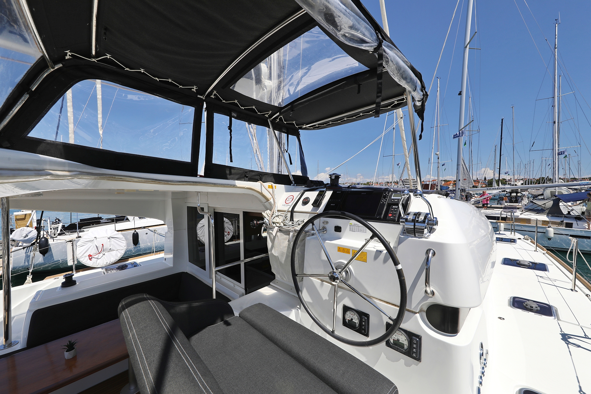 Lagoon 40 - 4 + 2 cab — photo 8