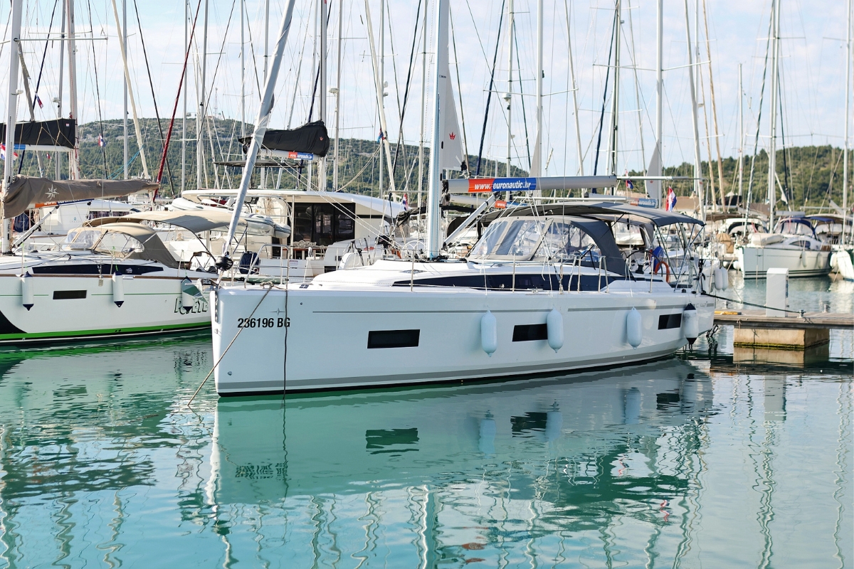 Bavaria C42 — photo 3