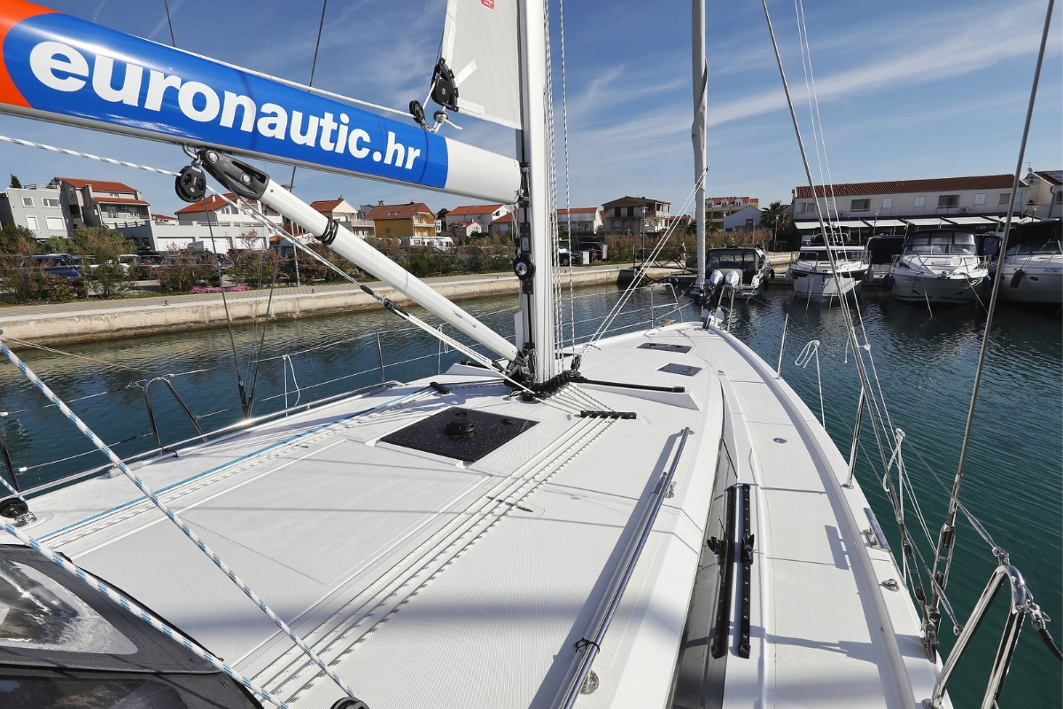 Bavaria C42 — photo 4