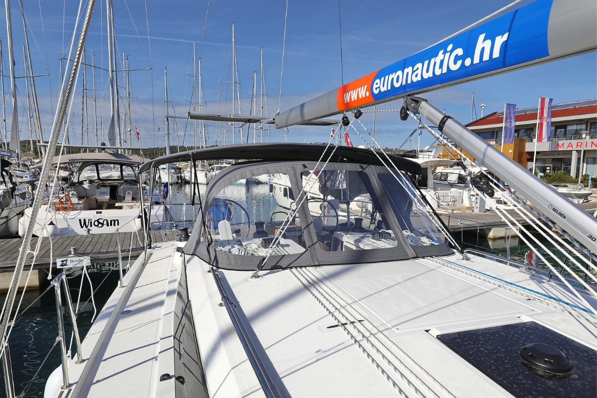 Bavaria C42 — photo 6